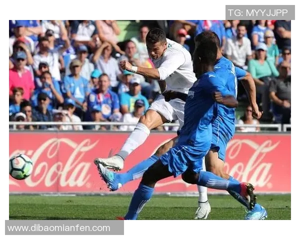 C罗落场物料全解析 足球巨星赛场外的精彩瞬间与准备工作